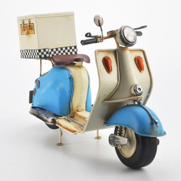 Filius and Investments SE scooter Vespa pizza - Image 2