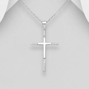 Přívěsek s křížem ze stříbra 925, zdobený simulovanými diamanty CZ